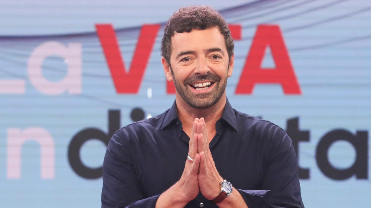 Viva a Vida, da arte gráfica à cenografia: aqui estão as novidades do programa da Rai apresentado por Alberto Matano.