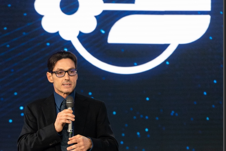 Mediaset, caos a Canale 5. Da Striscia la notizia a La ruota della fortuna fino ad Avanti un altro: il futuro dell'access è ancora in bilico