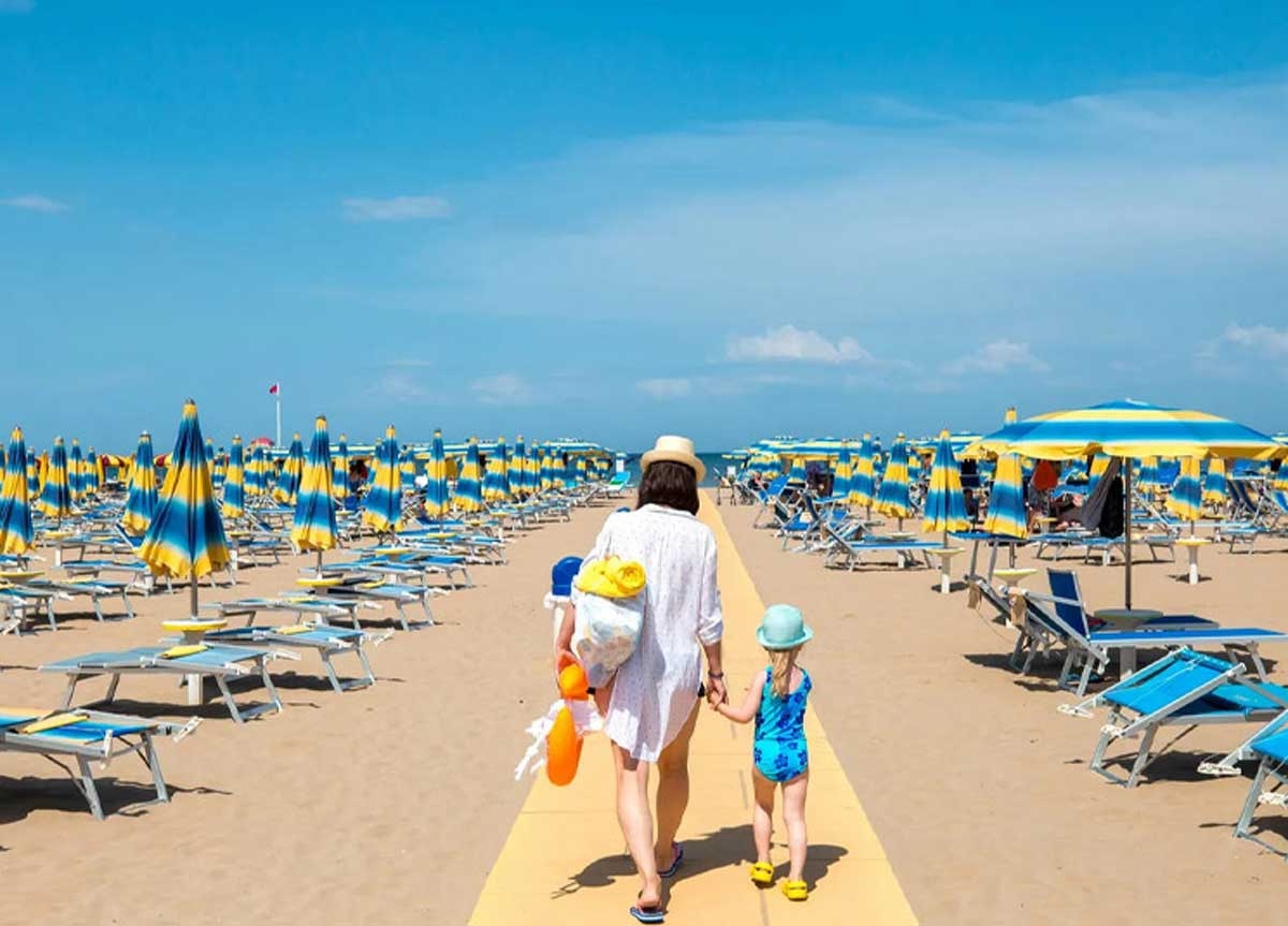 Spiagge vuote, per i cittadini è "colpa dei prezzi". Ma i balneari: "Realtà è che famiglie non arrivano a fine mese". Chi ha ragione?