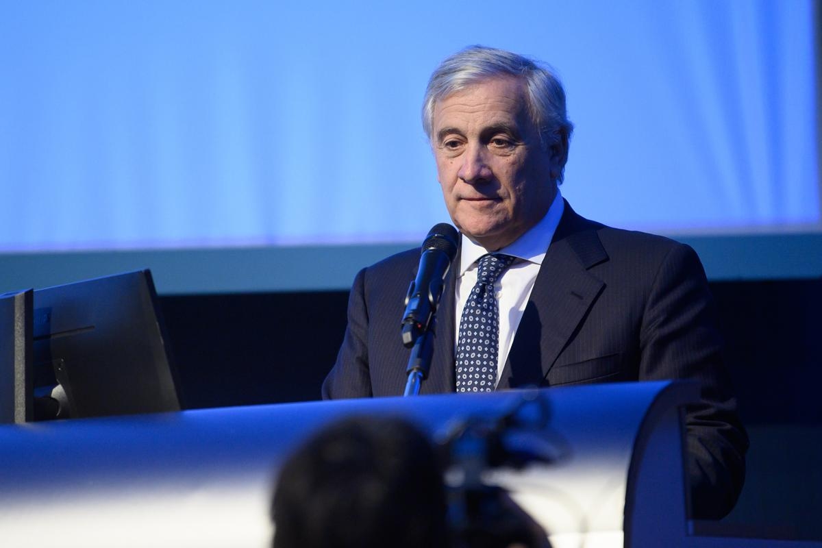 Irã-Israel, Tajani: "Estamos trabalhando pela distensão. Não ao fechamento do porto de Ormuz"