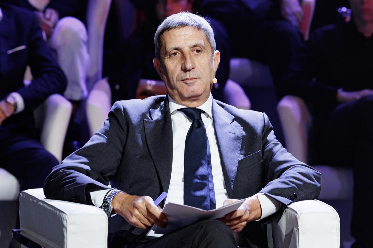 "Meloni quer a diretora do Tg1, Chiocci, como porta-voz." E o jornalista é brando: "Se eu saísse, eu a avisaria."