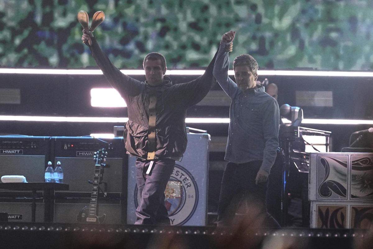 Oasis, 'è bello essere tornati', a Cardiff oltre 70mila fan per la storica reunion di Liam e Noel Gallagher - Il commovente omaggio a Diogo Jota,