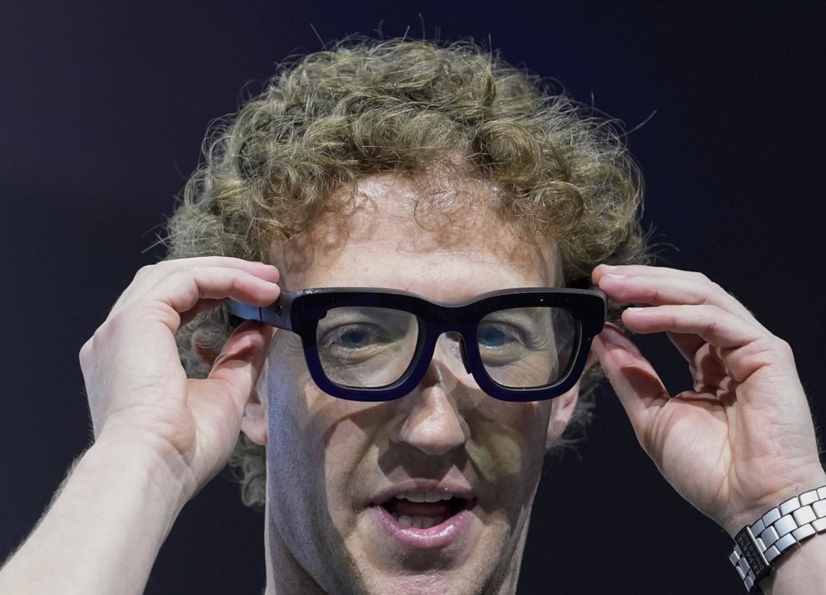 AI, Meta presenteert nieuwe "superslimme" brillen, bestuurd via een polsband. "Ze zullen smartphones vervangen."