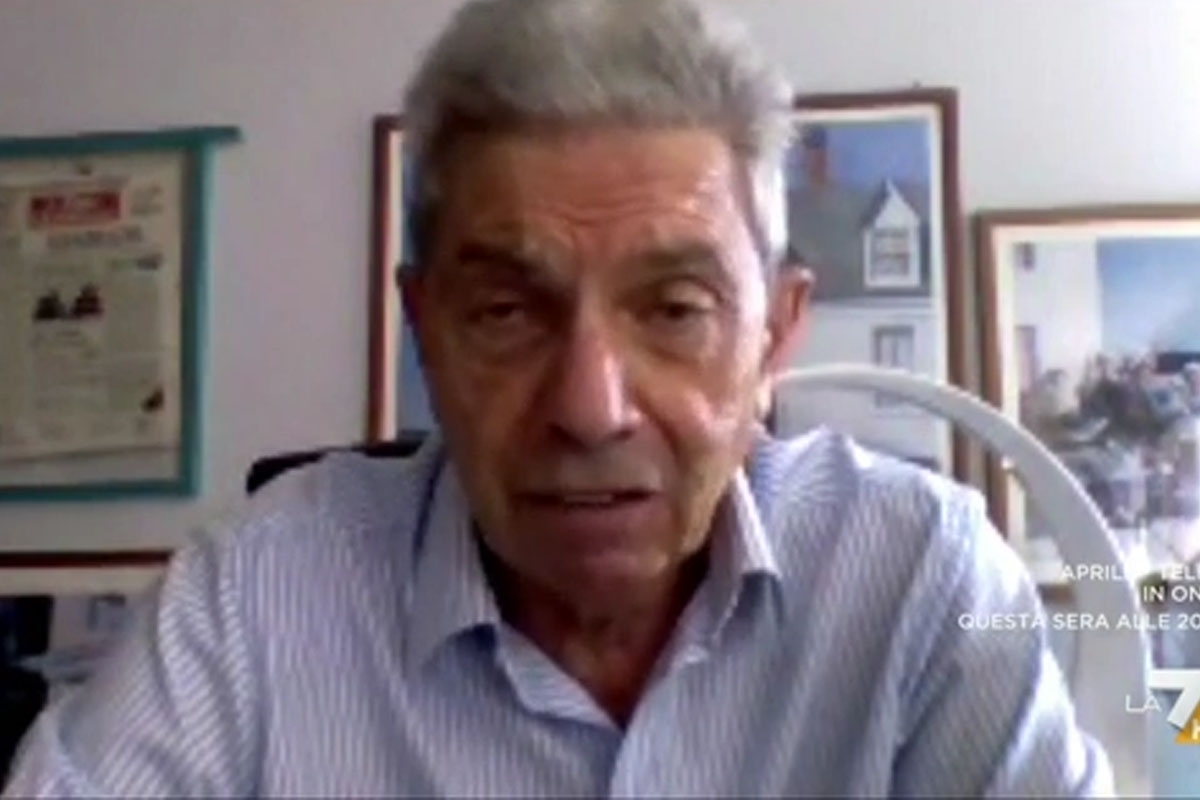 Antonio Padellaro verrast Giorgia Meloni: "Binnenlands stelt ze teleur, maar in het buitenland laat ze van zich horen."