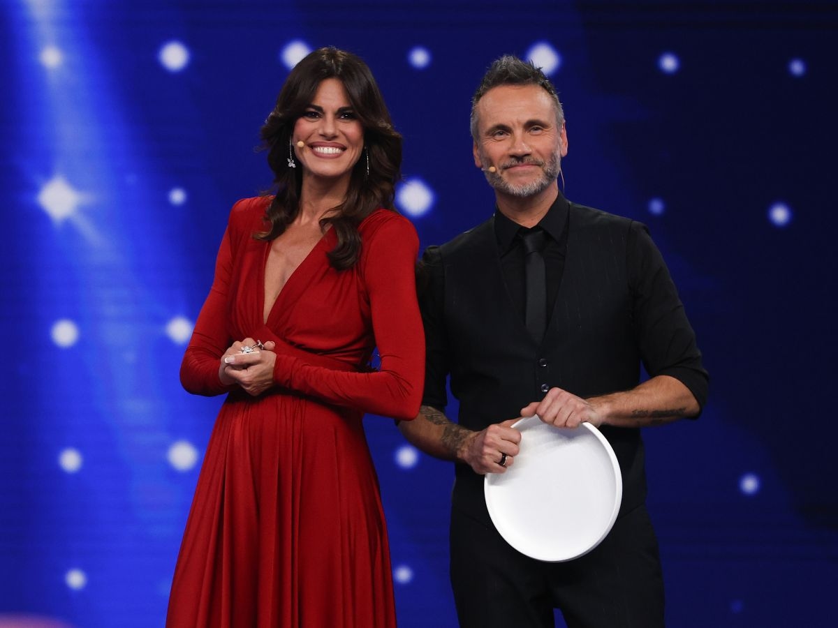Ascolti tv/ Dalla strada al palco, anche in replica, piace al pubblico di Rai1 e vince. Il calcio di Canale 5 si prende l'altra metà della mela