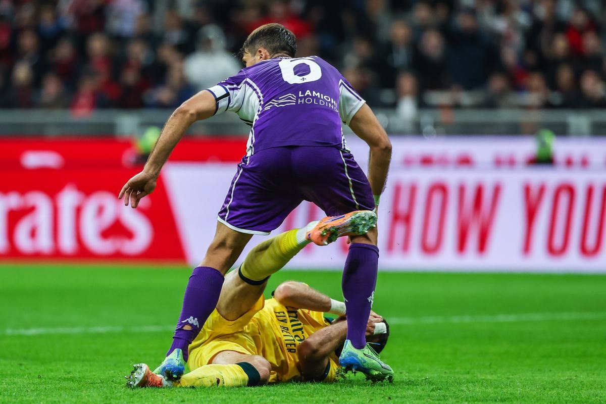 Milan-Fiorentina, maar was het een penalty voor Gimenez of niet? - De beslissing van de video-herhaling (en de vergelijking met Bonny-Thuram in Juventus-Inter)