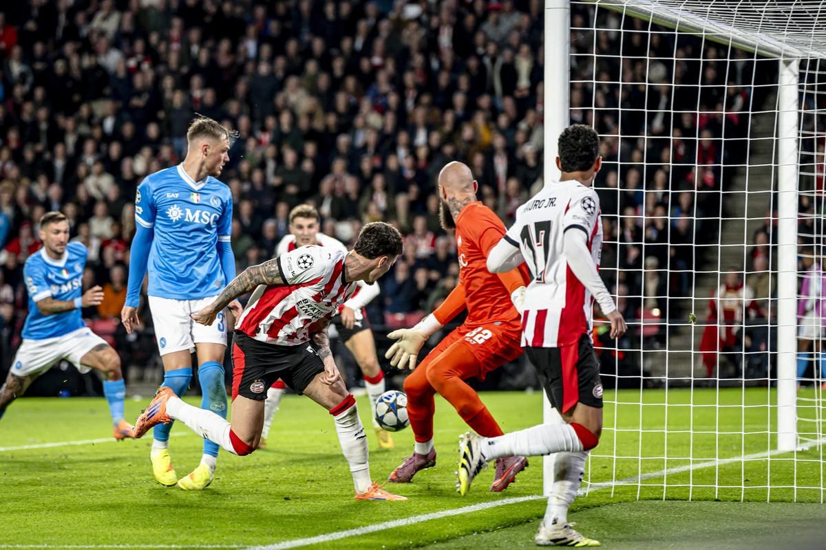 Champions League, Napoli vernederd door PSV: 6-2 - Conte, "We moeten nederig zijn. Napoli en de Napolitanen moeten niet voor de gek gehouden worden... Iemand strooit ons wat af."