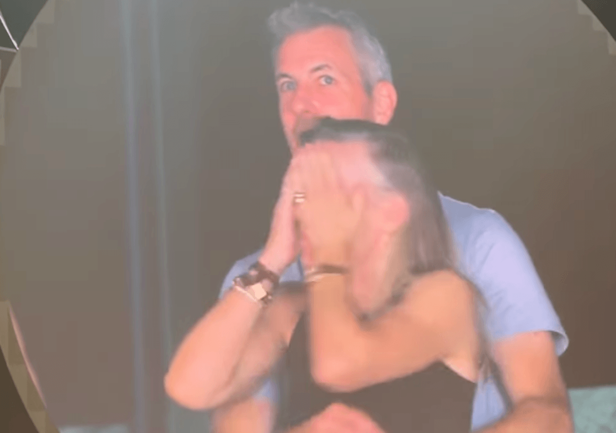 L'eterna arte del pettegolezzo: da Versailles alla kiss cam, nulla è cambiato. Ma davvero credete che il gossip sia nato con Instagram?
