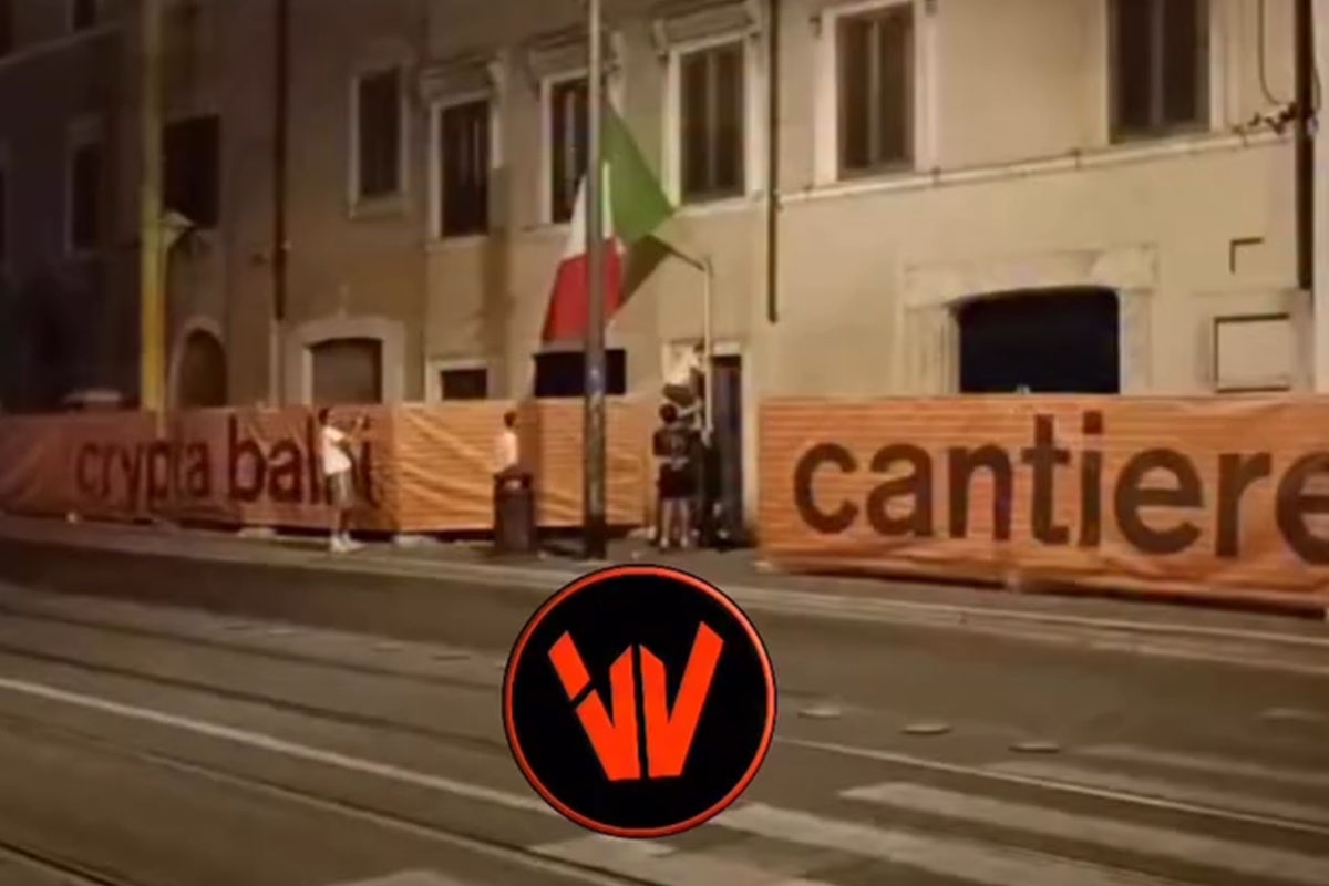 Rome: Toeristen halen de Italiaanse vlag neer: de schandelijke video gaat viraal.