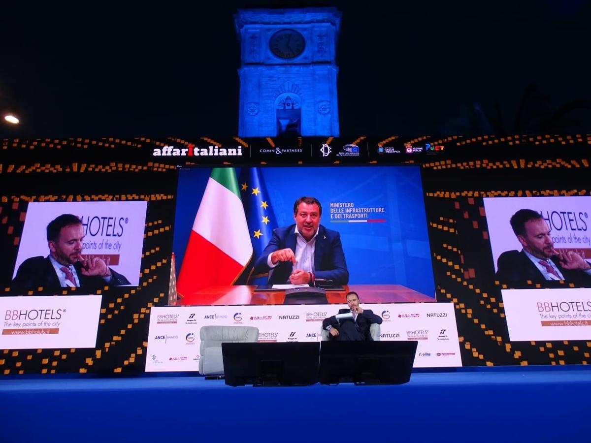 Piazza trafia na pierwsze strony gazet w Il Messaggero. Salvini wybiera Affaritalianiego do wystawienia potencjalnego kandydata centroprawicy w Apulii.