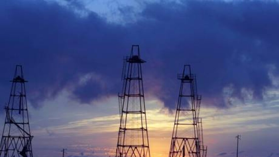 Los precios del petróleo se mantienen estables en la apertura y consolidan ganancias
