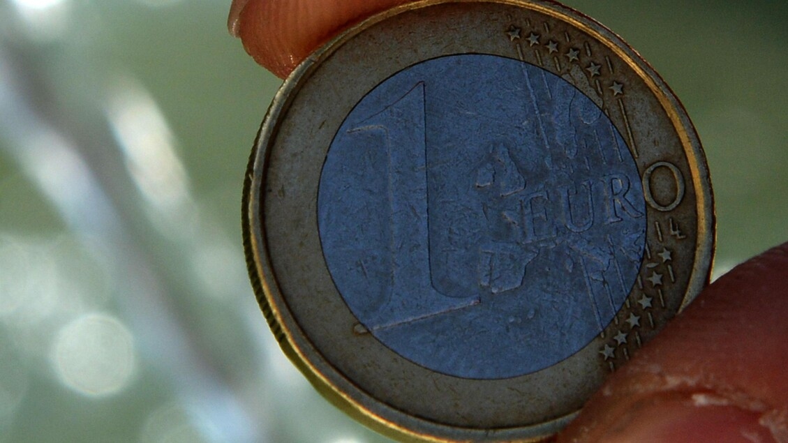 Euro moves little, trading at 1.1624 dollars