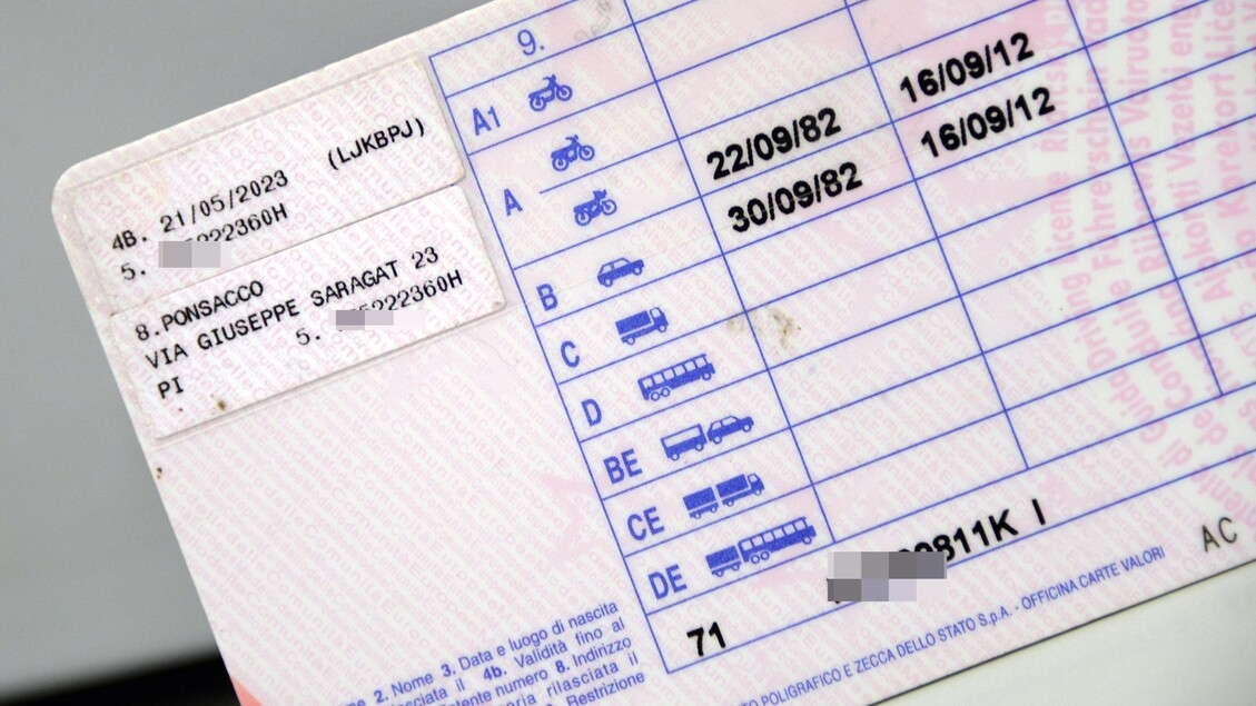 Seis personas denunciadas por realizar examen de manejo con audífonos a cambio de propinas
