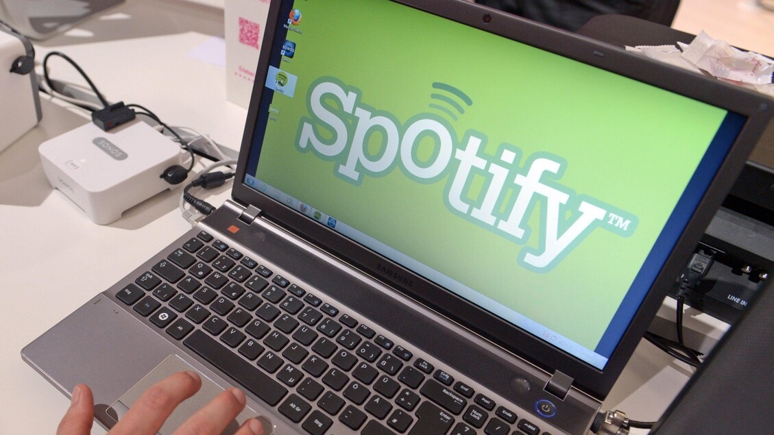 Spotify ora permette di aggiungere alla libreria i podcast creati con l'IA