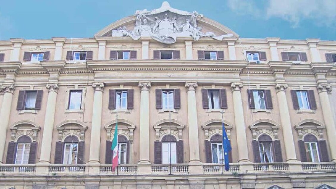 El diferencial entre los bonos del gobierno italiano y los bonos alemanes abre a la baja en 77,9 puntos.