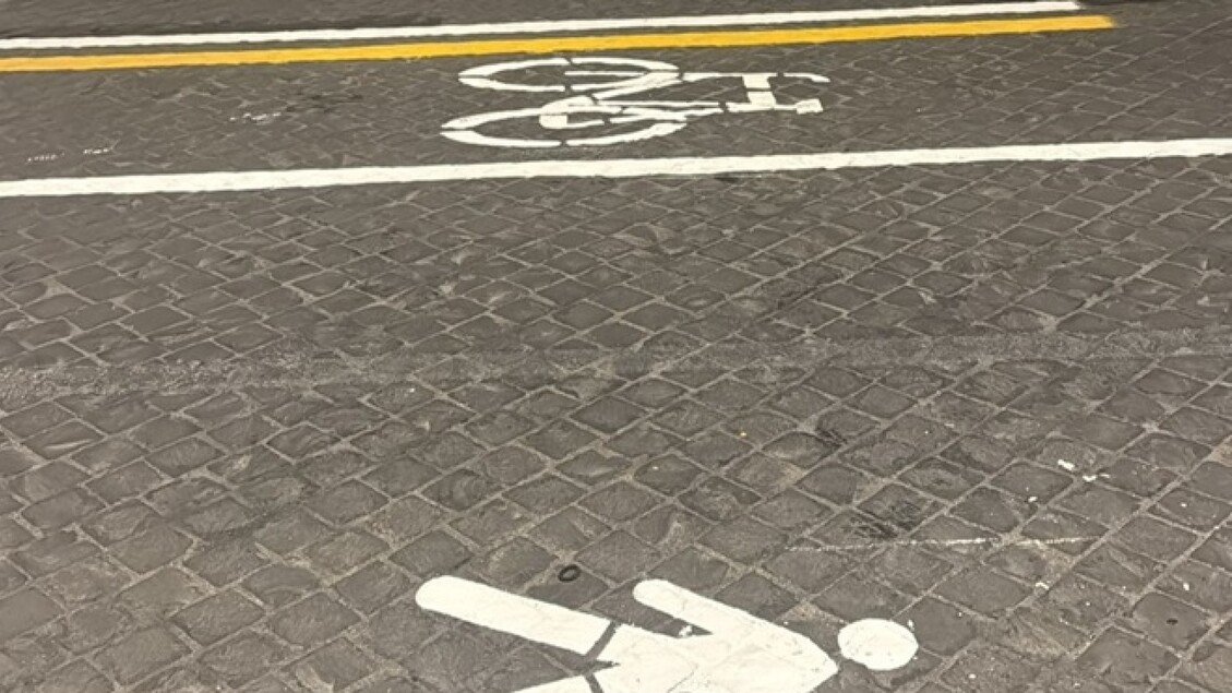 Roma: nuova segnaletica su via dei Fori Imperiali con pista ciclabile
