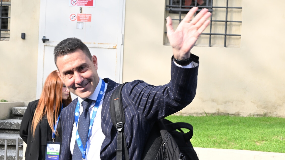 Vannacci provoceert links met vis, dierenrechtenactivisten dienen klacht in