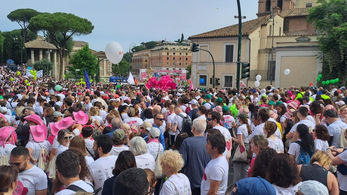 Course pour la guérison, Rome colorée en rose avec 150 000 participants