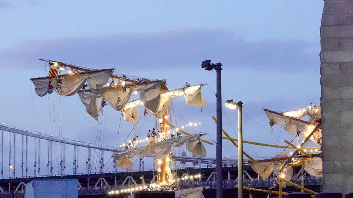 Dois mortos em acidente de navio na Ponte do Brooklyn
