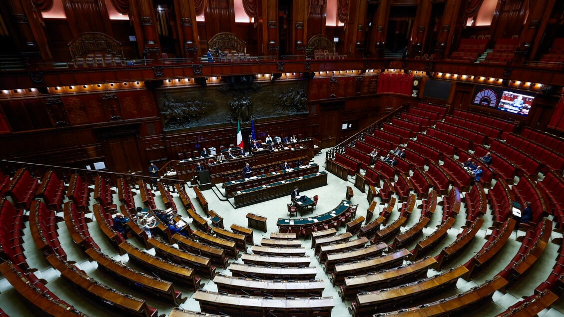 Reformen auf Eis, Dekretstau im Juli
