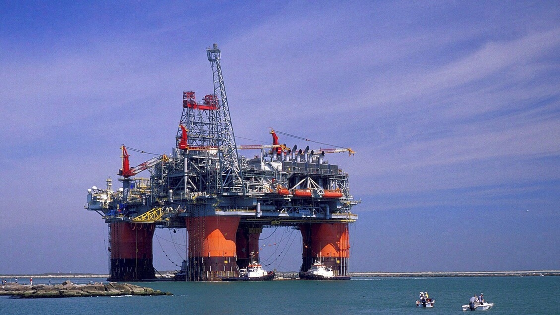 Oil rises, WTI at $66.81