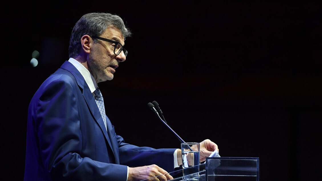Giorgetti critica a los bancos: "Ahora deberían ayudar a las familias"