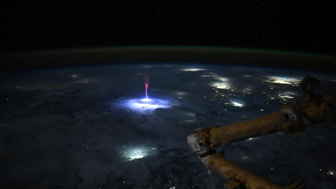 Um espectro vermelho fotografado da Estação Espacial