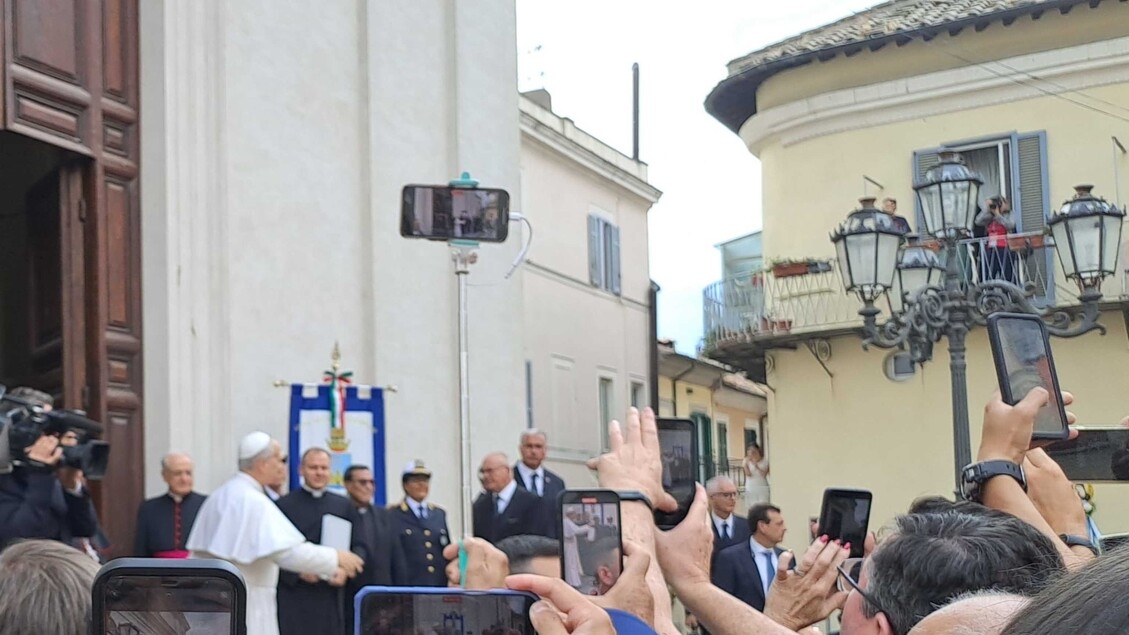Der Platz von Castel Gandolfo ist überfüllt, da der Papst zur Messe erwartet wird.
