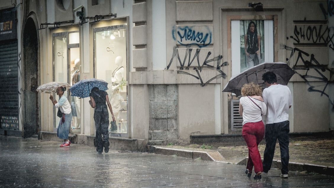 Una fuerte tormenta golpea Romaña, provocando granizo e inundaciones de carreteras.