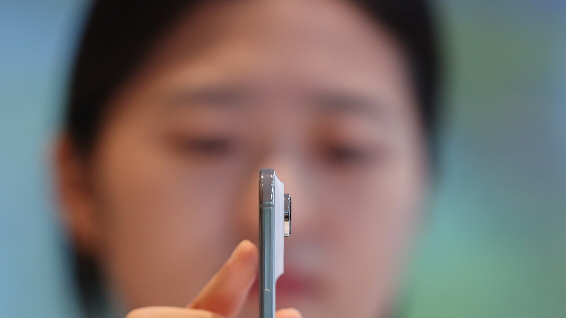 Sales of the new iPhone begin, with all eyes on the slim model.