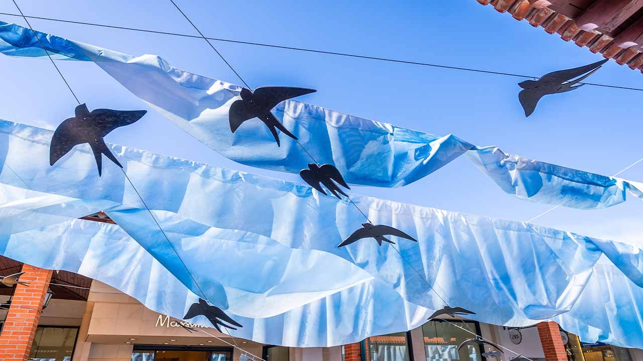 Kırlangıçlar, AlgarveShopping'te sanatsal enstalasyonla baharı kutluyor