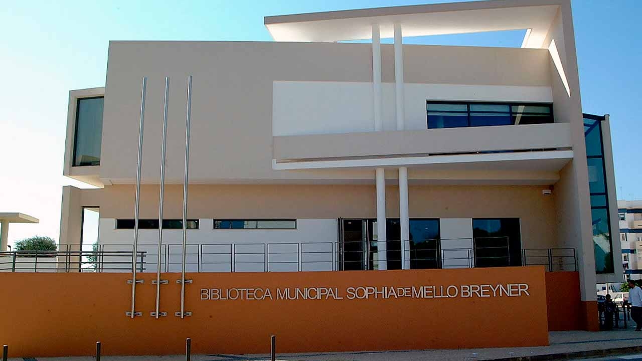 Guilherme d'Oliveira Martins przekazuje Bibliotece Miejskiej w Loulé setki książek