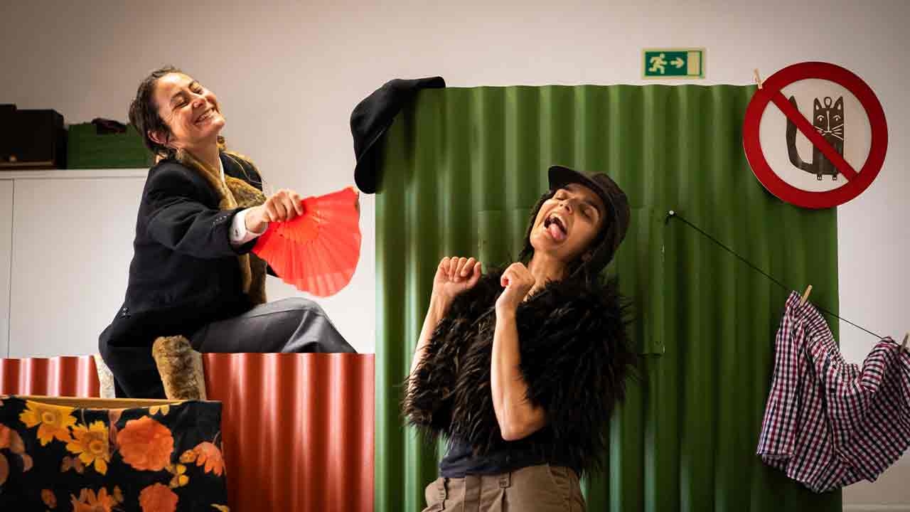 Toon «Dat kan niet! Dat kan niet! van het Nationaal Theater D. Maria II gaat in première in Lagos