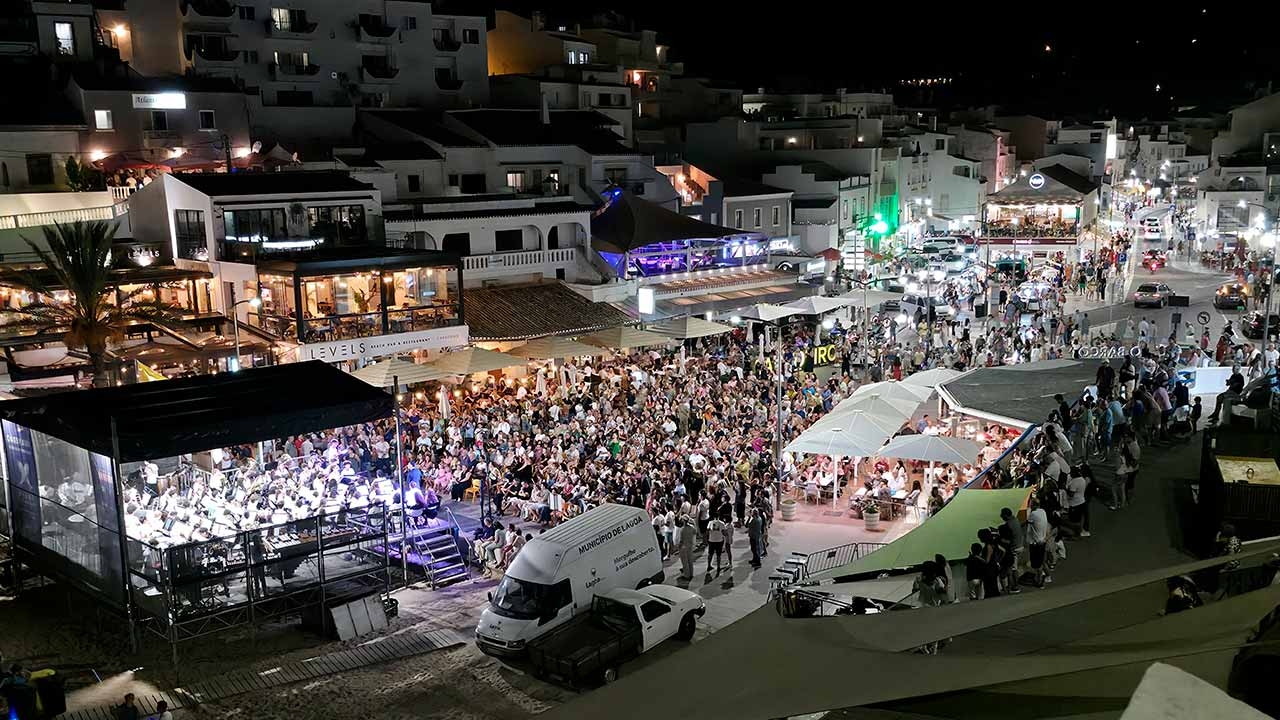 Carvoeiro: Lagoa Wind and Percussion Orchestra-concert brengt 85 jongeren samen op het podium