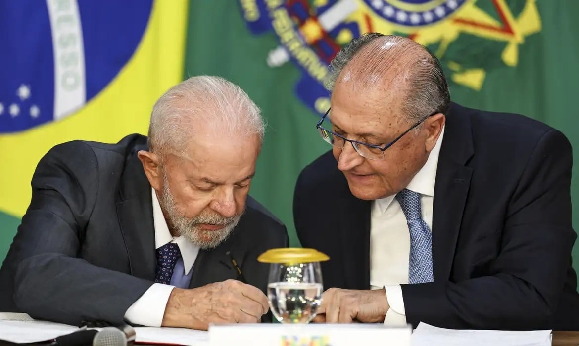 Lula e Alckmin se reúnem para fechar pacote de socorro a empresas atingidas por tarifaço