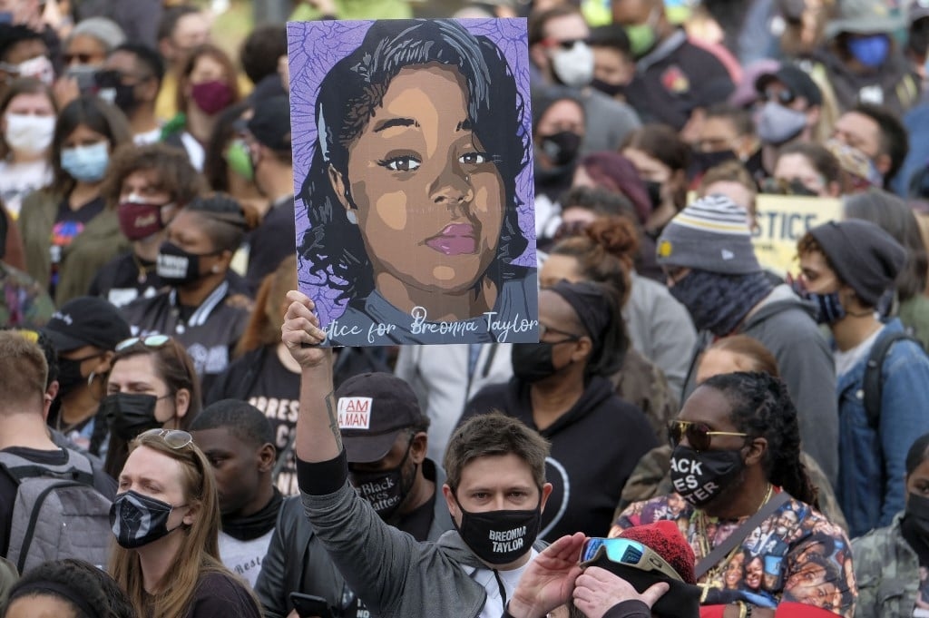 Ex agente di polizia statunitense condannato a quasi 3 anni di carcere per la morte di Breonna Taylor