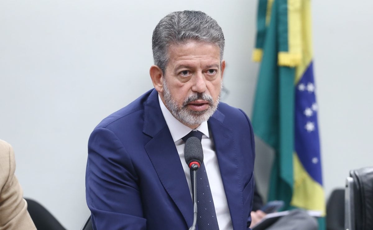 The Chamber of Deputies approves the urgent status of a bill that extends income tax exemption to those earning R$5,000.