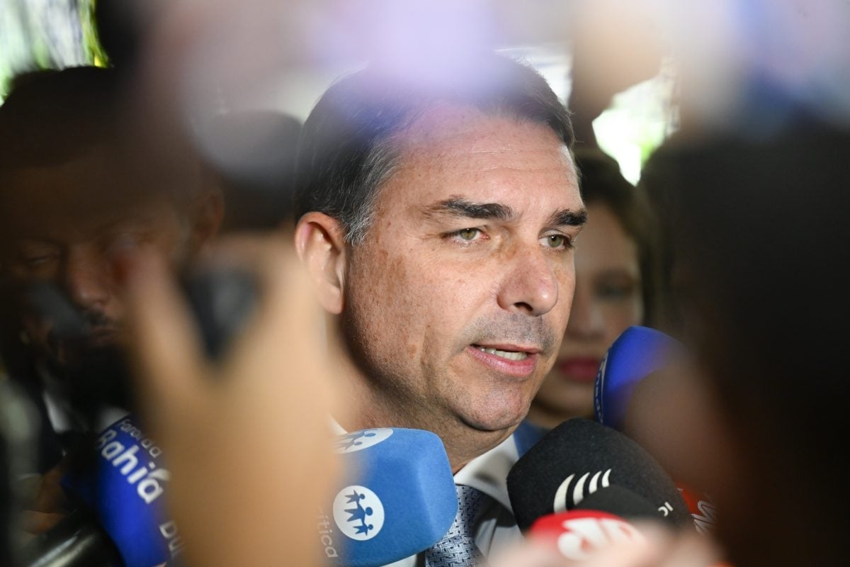 Flávio Bolsonaro pede para participar de audiência nos EUA sobre tarifas contra o Brasil