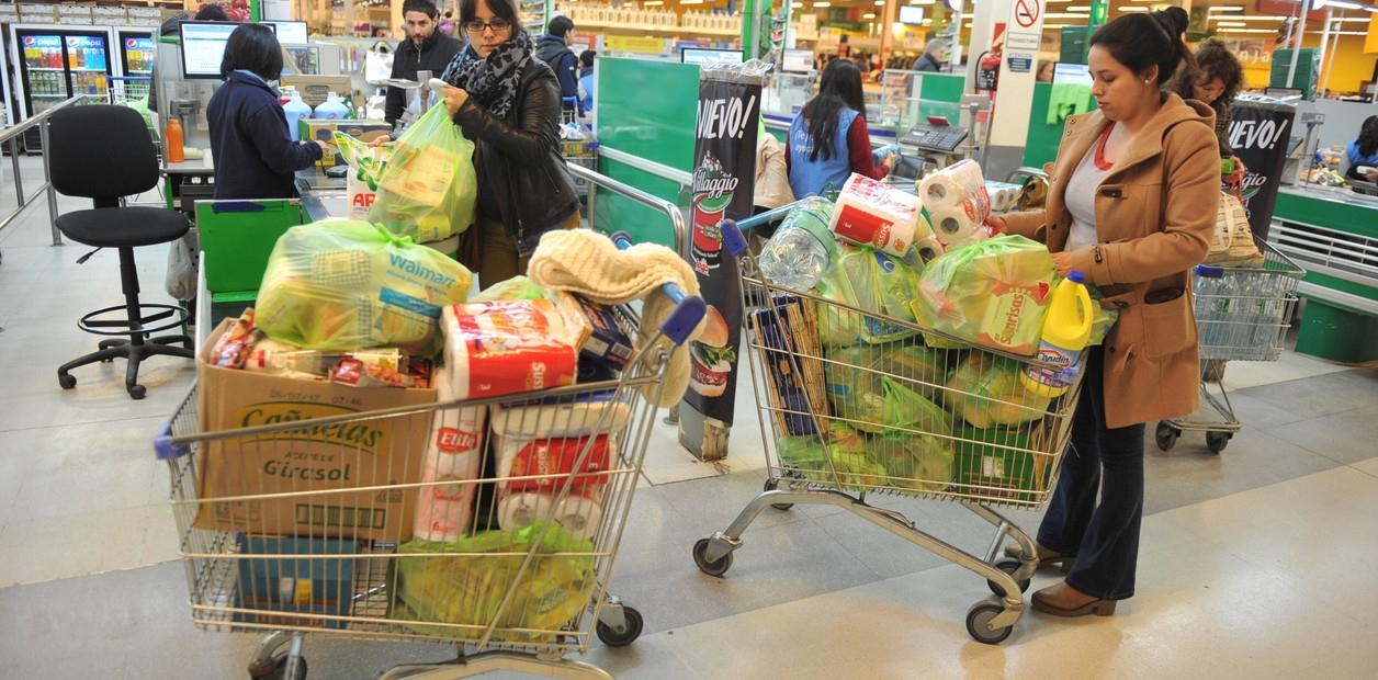 Le famiglie finanziano i propri prestiti con le carte di credito: il credito cresce in un'economia a due velocità.