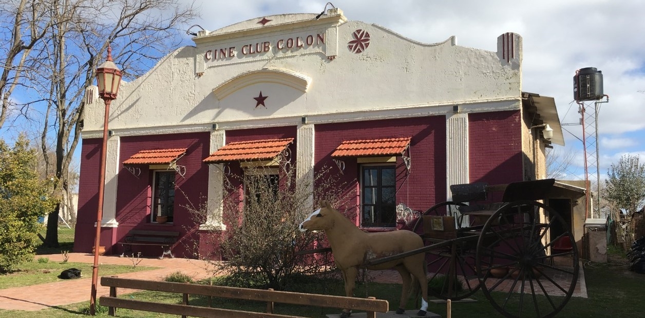 Un pueblo famoso por sus almacenes de campo, el cine rural que cumple 91 años y un show de L-Gante