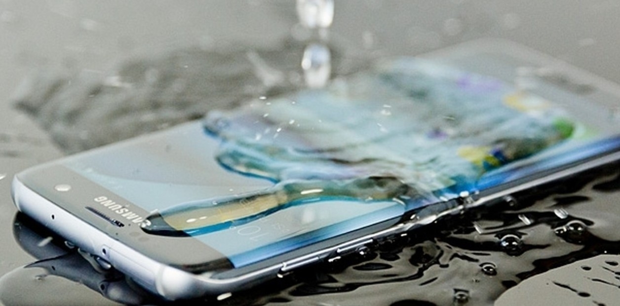 Cep telefonunuz ıslanırsa ne yapmalısınız: Herkesin yaptığı hata ve gerçekten işe yarayan yöntemler