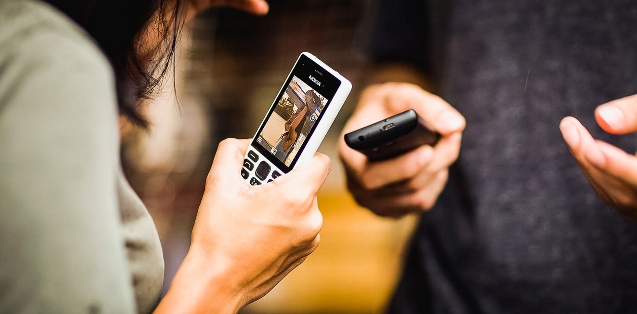 Telefony widmo: Co stoi za niespodziewanym wzrostem liczby starych telefonów komórkowych bez aplikacji i ekranów dotykowych?