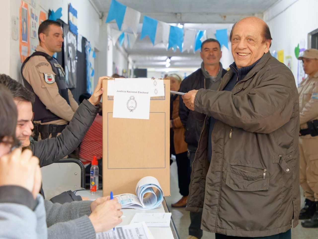 De historische burgemeester Juan José Mussi is de eerste kandidaat voor raadslid, vanwege kritiek op de peronistische structuur. Hij waarschuwt dat hij zijn stembiljet heeft ingeleverd.