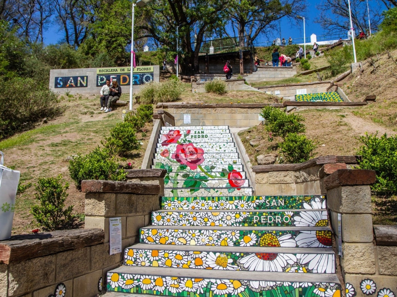 El pueblo bonaerense con escaleras coloridas que muchos comparan con Brasil