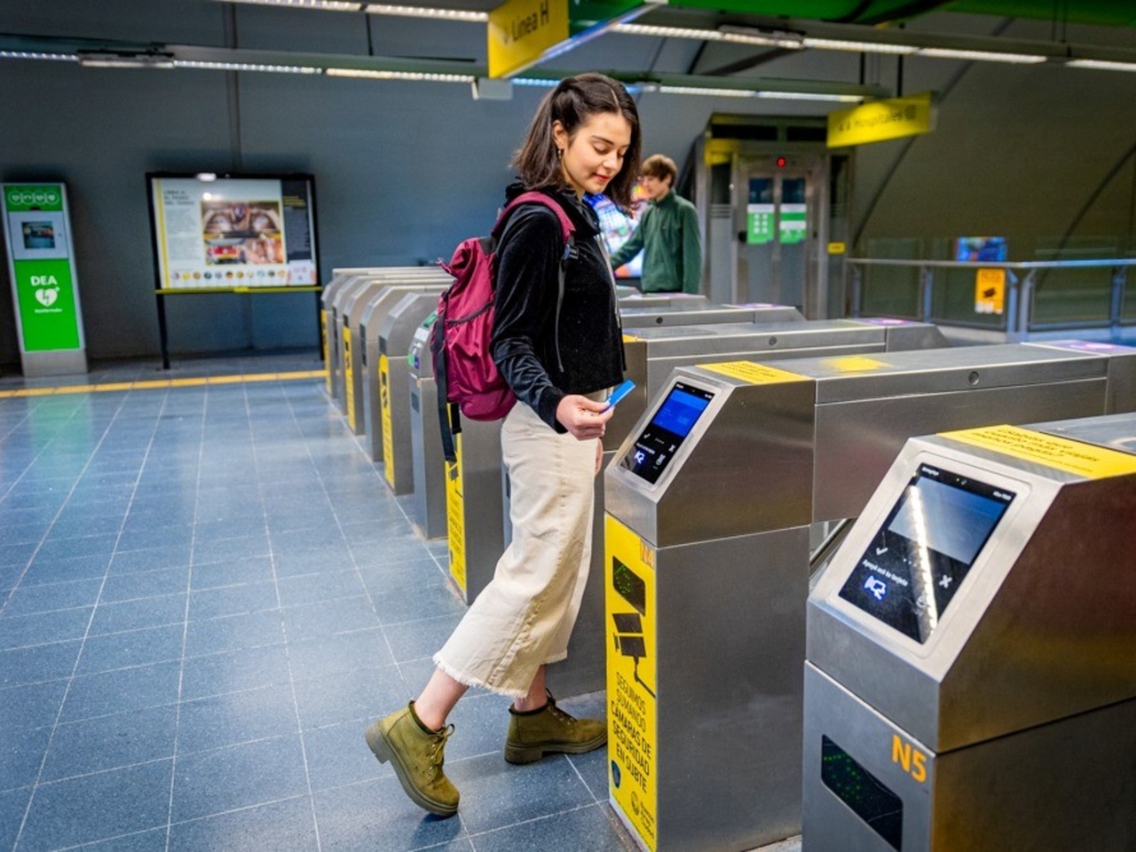 De QR-code waarmee u met uw mobiele telefoon voor de metro kunt betalen, is nu beschikbaar, maar alleen voor Wallet-gebruikers.