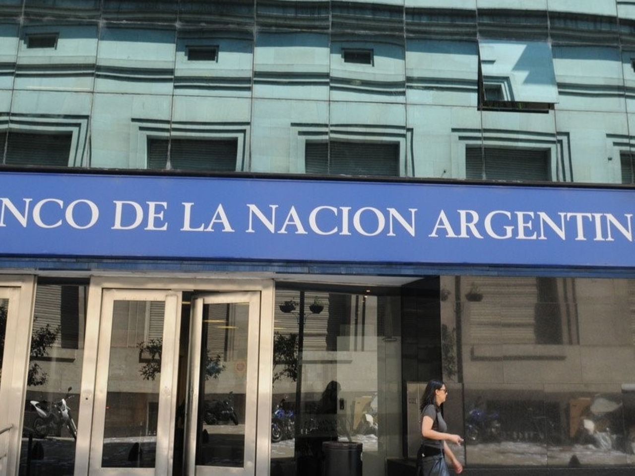 The Federal Chamber of La Plata halts the decree transforming Banco Nación into a public limited company.