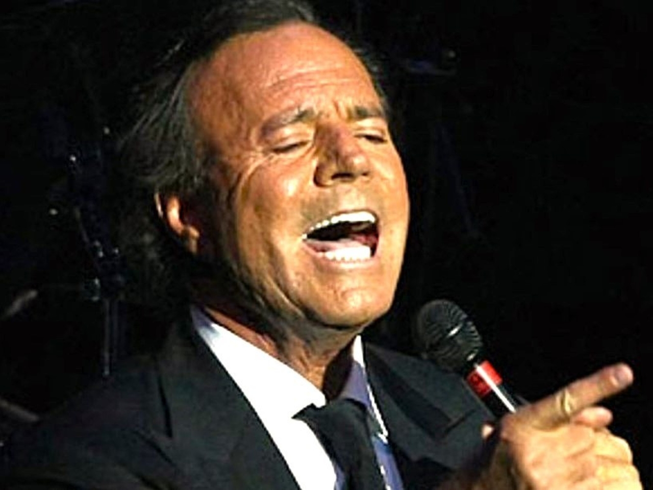 Julio Iglesias, the opaque knight of romantic songs