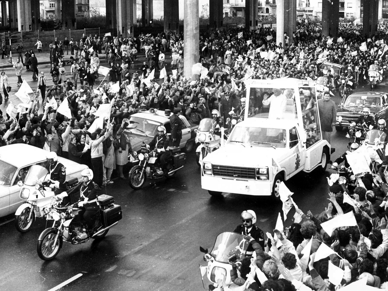 Homenagem ao Papa Francisco: A história do destruidor mecânico que se tornou um papamóvel