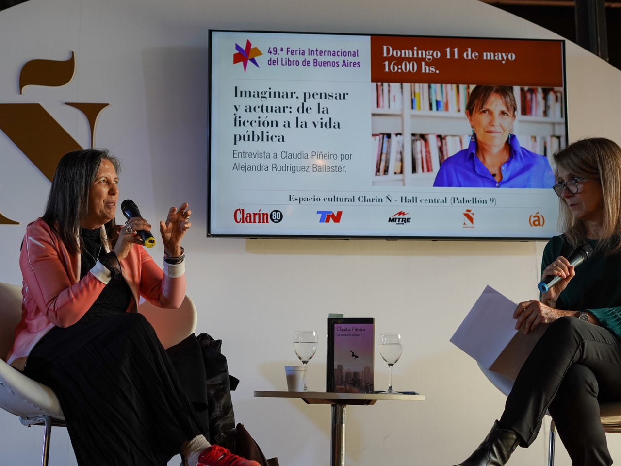 Claudia Piñeiro explored the social and political background of her new novel, "La muerte ajena" (The Death of Another).