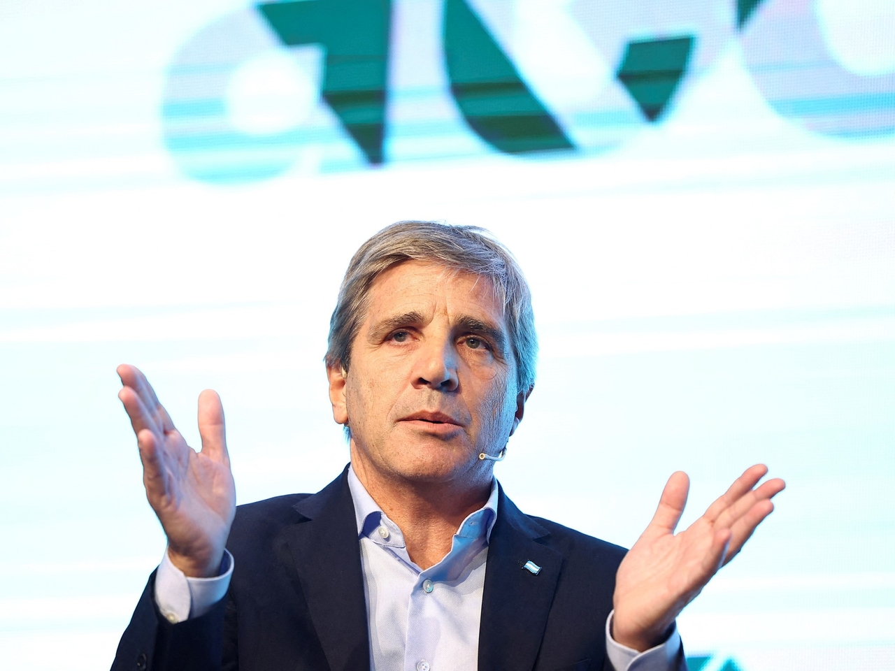 Luis Caputo culpó al kirchnerismo por el riesgo país y explicó por qué van a comprar reservas con el dólar a $ 1.000